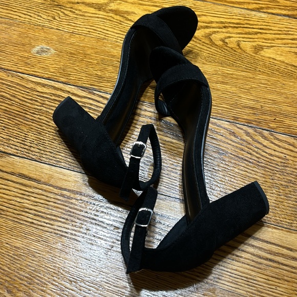 Black suede block heel open toe style ladies shoes. Ankle strap.Size 42 (US10). - Picture 5 of 11